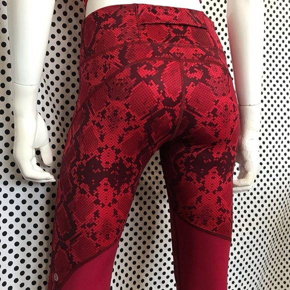 Lululemon Vent It Out Crop Mini Ziggy Snake Red Tide Cranberry Tights Size 6 - Picture 4 of 17
